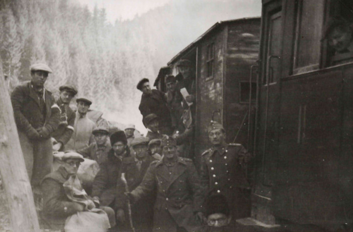 Munkaszolgálatosok és tisztek a vonat mellett