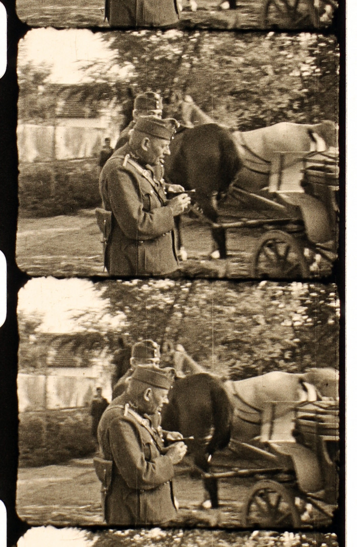 Két katona egy lovaskocsi előtt