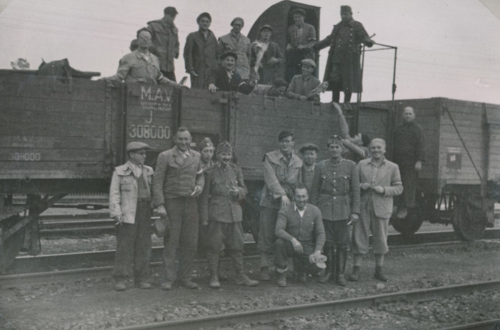 Csoportkép vasúti kocsikban és előttük álló munkszolgálatosokról 