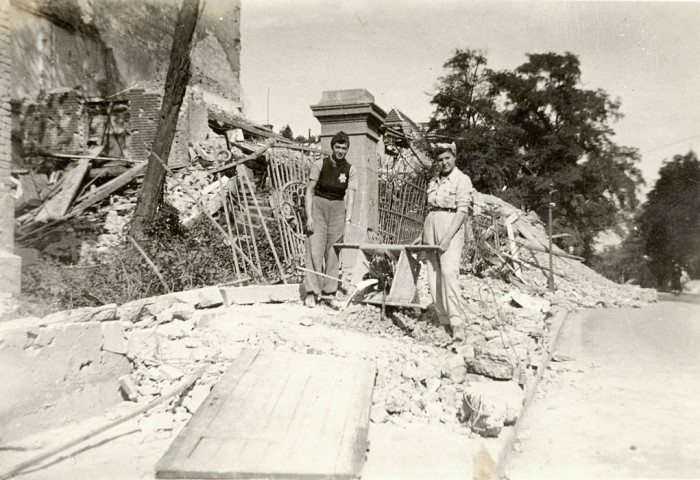 Pálmai Magdolna romeltakarítás közben a Vázsonyi villa előtt