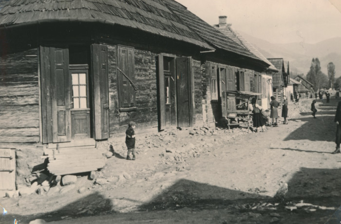 Utcakép a falu románok által lakott részéről gyerekekkel és asszonyokkal