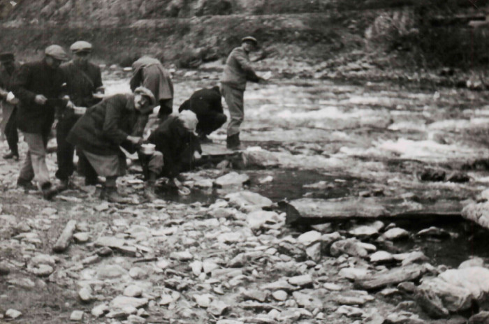 Munkaszolgálatosok mosogatnak a Vasér folyóban
