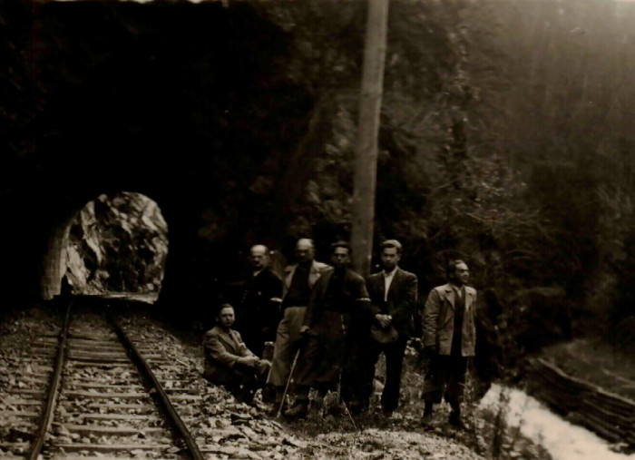 Csoportkép a munkaszolgálatosokról egy alagút mellett