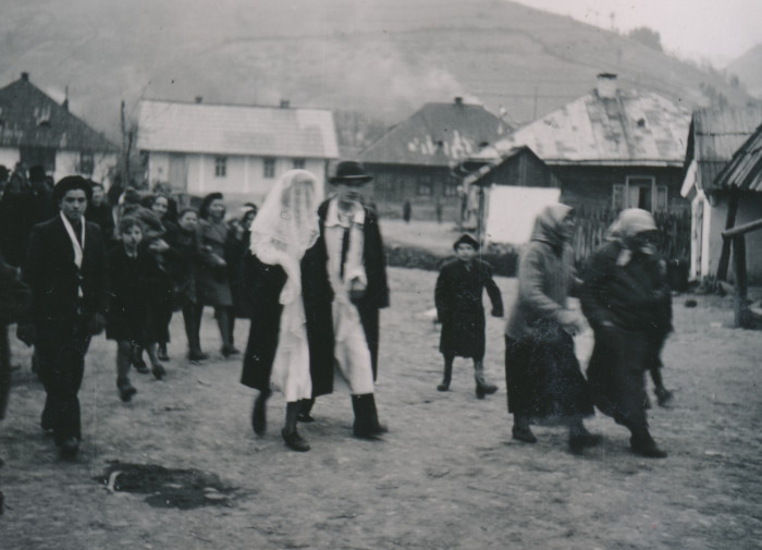 Zsidó esküvői menet egy erdélyi faluban