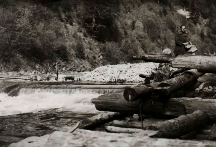 A Vasér folyó és egy két munkaszolgálatos a gát felett