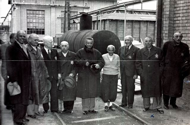 Férfiak csoportja egy gyári internálótáborban