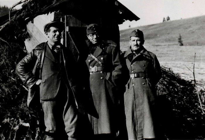 Lengyel Ferenc mérnök, Klein zászlós és Pálfalvi szakaszvezető a kalyiba előtt