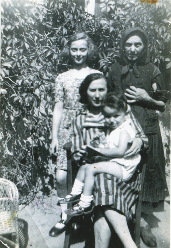 Családi kép, három nemzedék a kertben