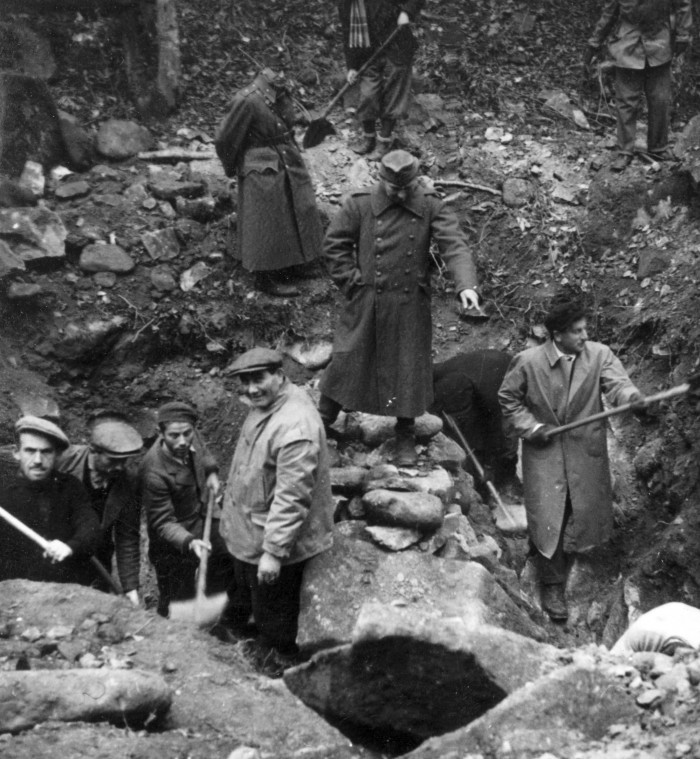 Erdélyi munkaszolgálatosok csatornát ásnak
