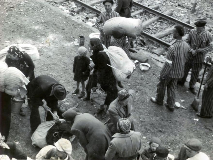Rabok és újonnan érkezők a vasúti sínek mellett, Auschwitz-Birkenau