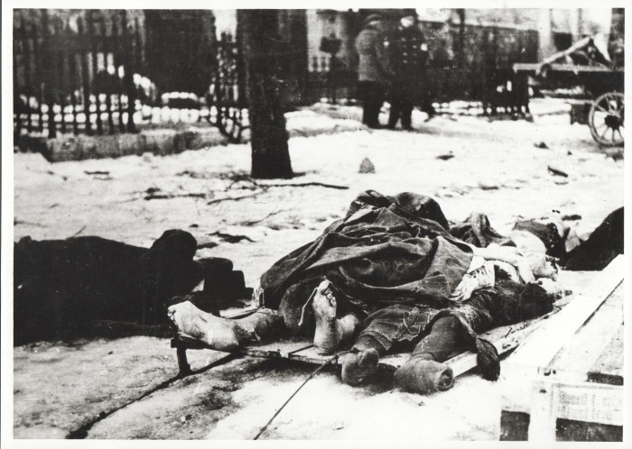 Holttestek raklapon a Dohány utcai zsinagóga mellett