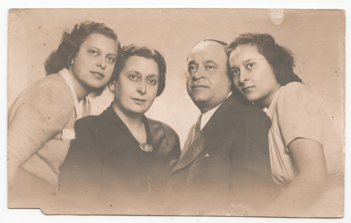 Műtermi fotó a Révész családról 