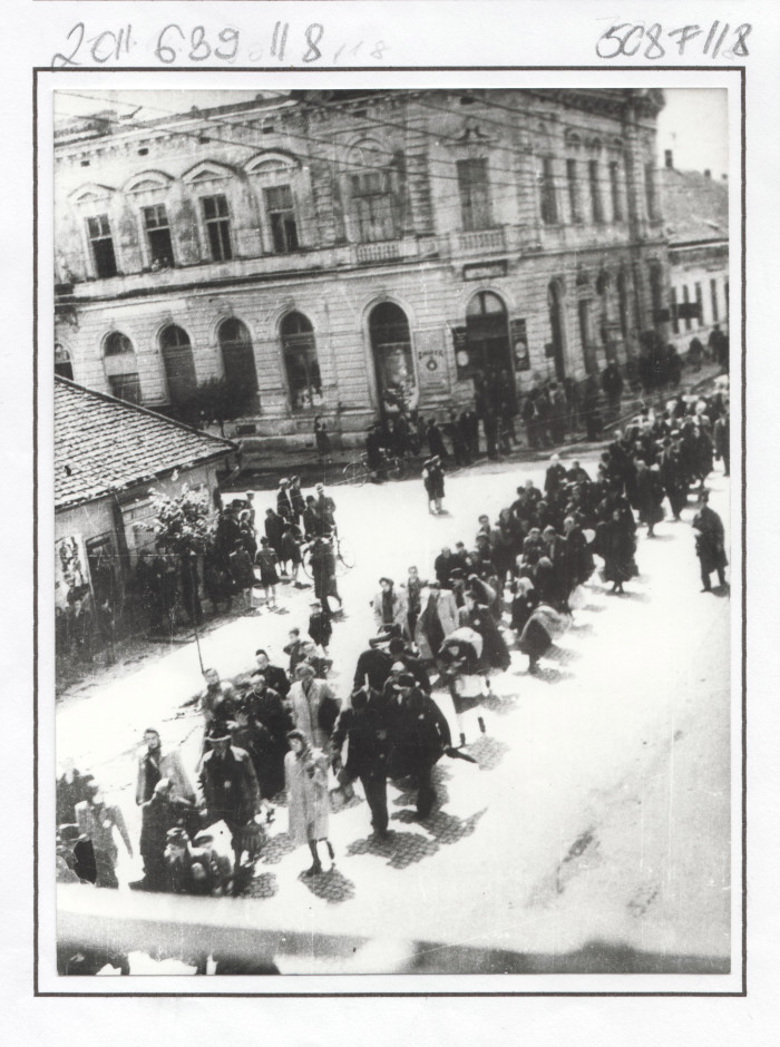 A körmendi zsidók menete a gettóból a vasútállomás felé III.