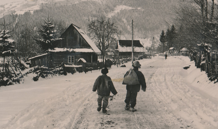 Két kisfiú havas úton sétál