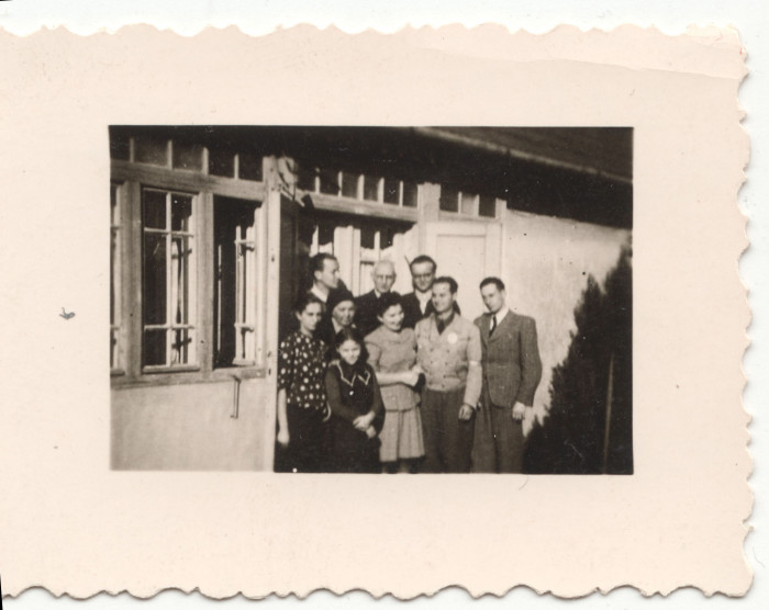 Nők és férfiak egy ház előterében Szinérváralján 