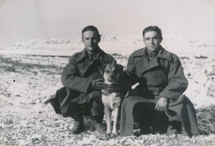 Két katona egy kutyával