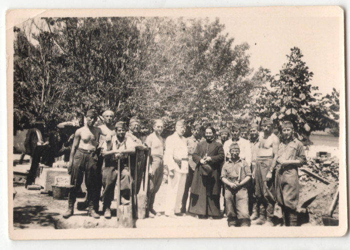 Munkaszolgálatos csoportkép egy szerb pappal egy kereszt felállításakor