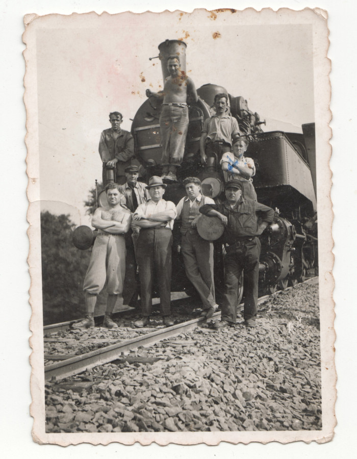 Csoportkép munkaszolgálatosokról mozdony előtt