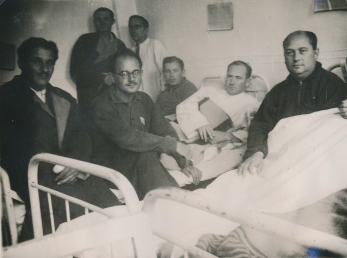 Munkaszolgálatosok meglátogatják egy kórházban lévő társukat