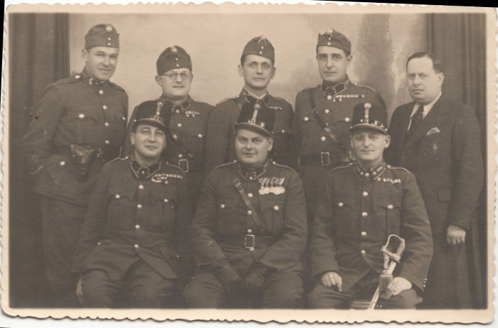 Studio group photo of soldiers with lieutenant Dr. József Skutecky I.