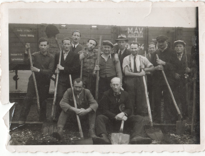 Rosenthal Jenő munkaszolgálatos csoportképen egy MÁV vagon előtt
