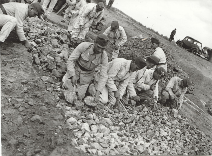 Katonai munkaszolgálatosok köveket aprítanak
