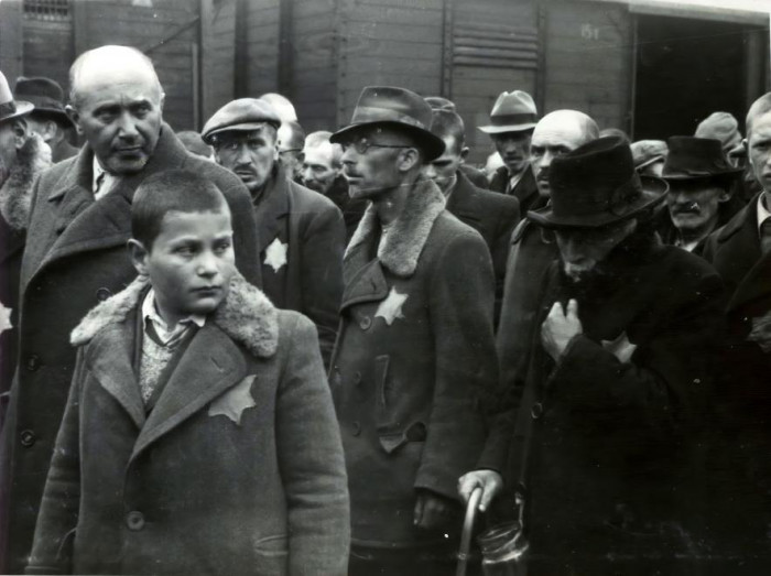Fiú férfiakkal megérkezés után, Auschwitz-Birkenau