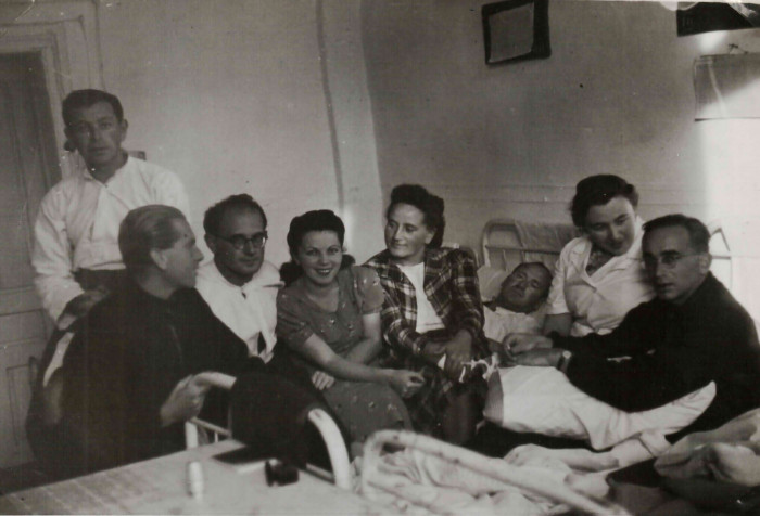 Munkaszolgálatosok a kórházban látogatóikkal II. (Bal oldalon fekete ingben Szántó Ervin, középen kockás kosztümben Korn Médi)