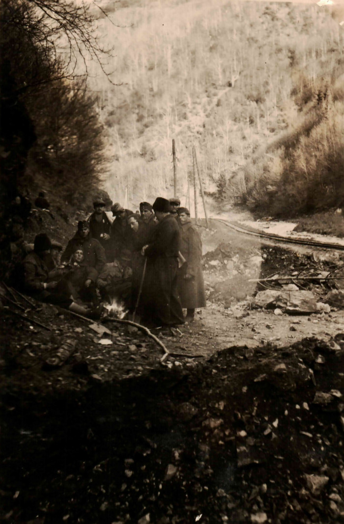 Munkaszolgálatosok pihennek egy vasúti sín közelében