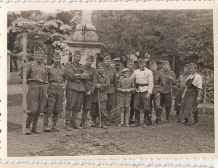 Munkaszolgálatosok csoportképe katonával, kisfiúval