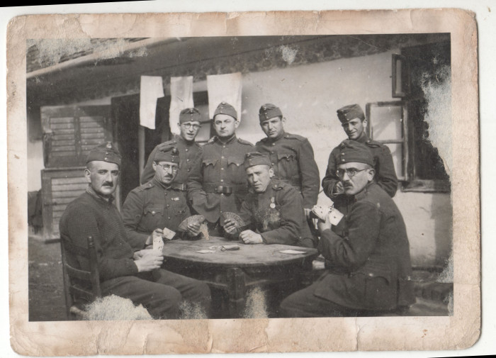 Nyolc férfi katonai uniformisban kártyázás közben