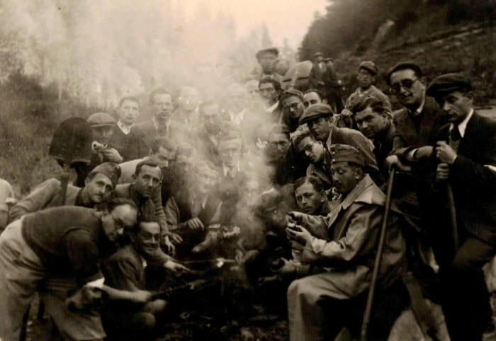 Munkaszolgálatosok pihenőn, tűzrakás közben