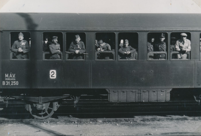 Egy vonat ablakából katonák és munkaszolgálatosok néznek ki II.