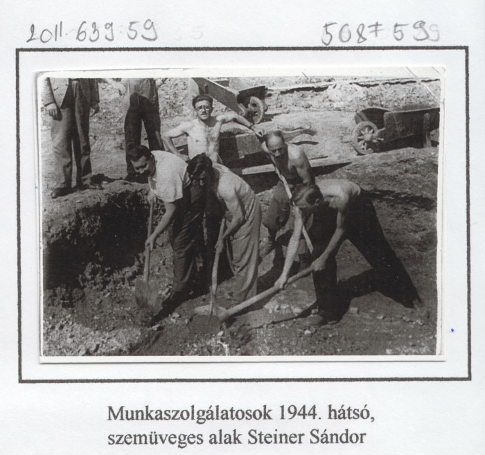 Jegyzetelt fotó munkaszolgálatosokról ásás közben, köztük Steiner Sándor (szemüvegben)