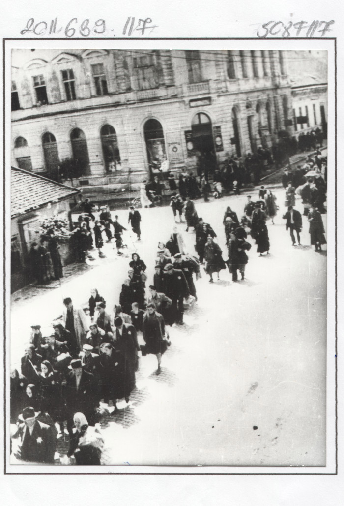 A körmendi zsidók menete a gettóból a vasútállomás felé II.