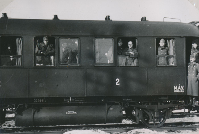 Munkaszolgálatosok néznek ki a vonat ablakán
