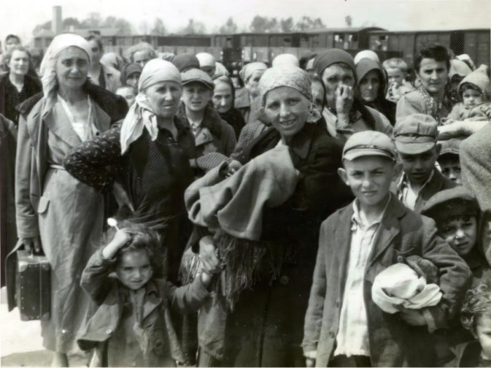 Nők gyerekekkel megérkezésük után, Auschwitz-Birkenau