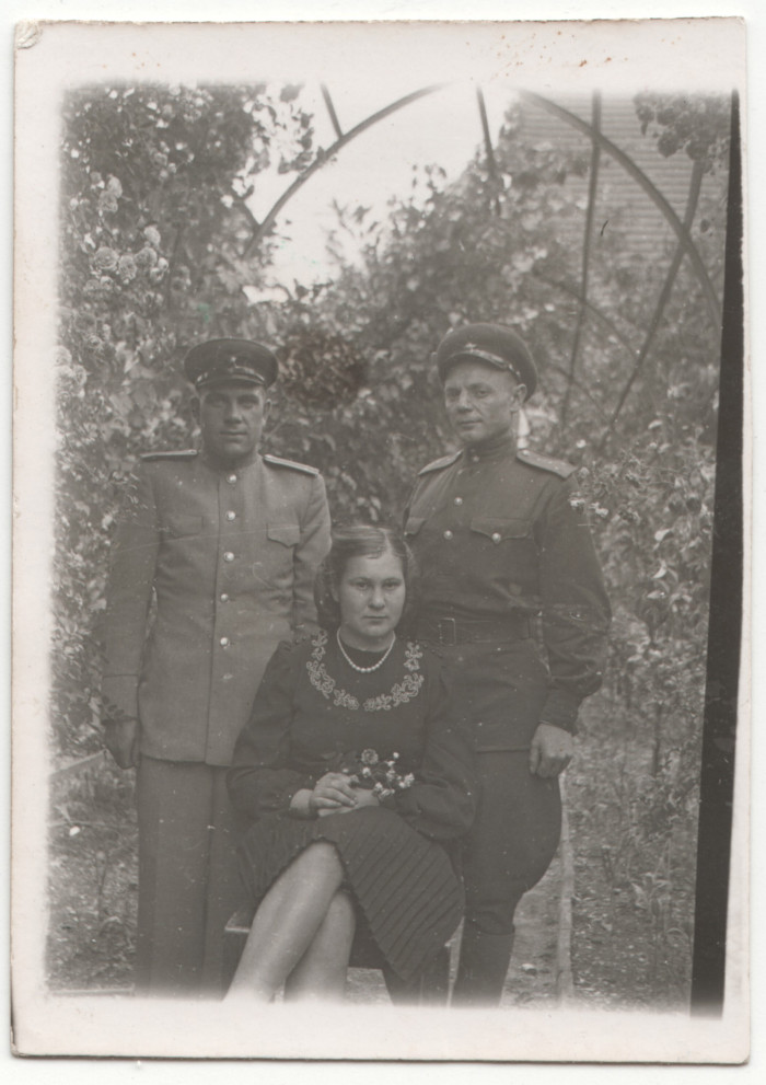 Domokos Éva és két orosz tiszt az egykori oppelni koncentrációs táborban