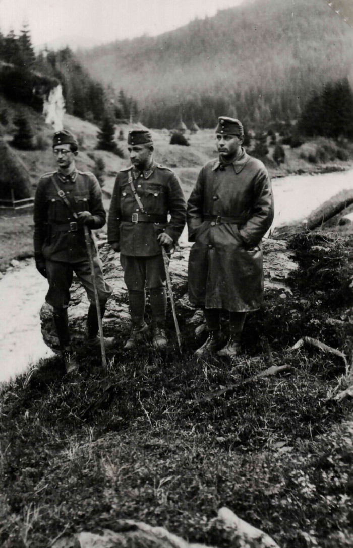 Három tiszt áll a határvadász laktanya közelében
