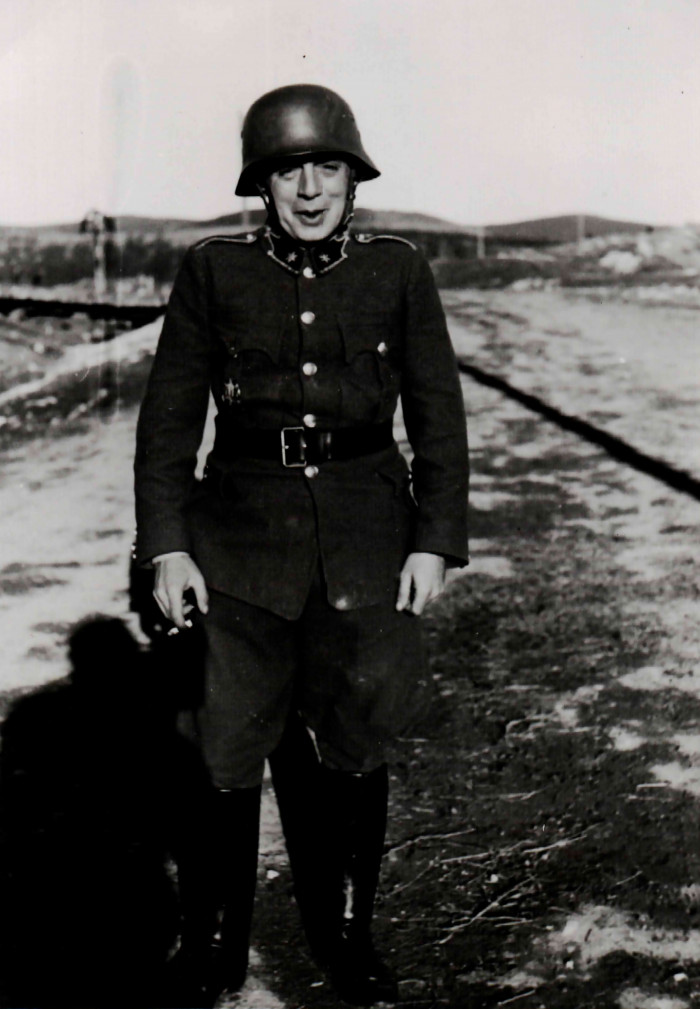 Herz József hadnagy egyenruhában, rohamsisakban