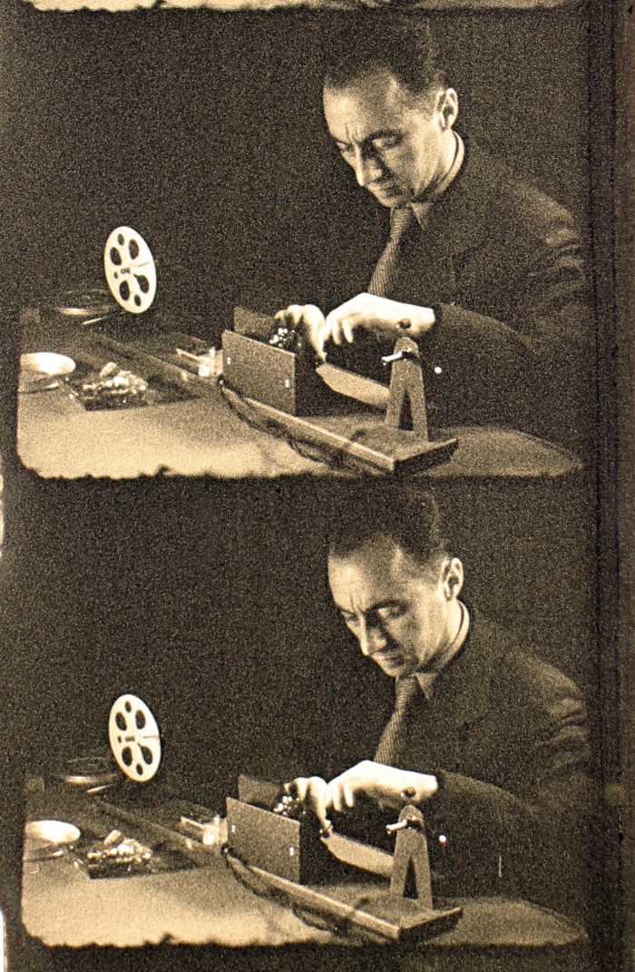 Pető György 8 mm-es filmfelszerelésével filmet vág otthonában