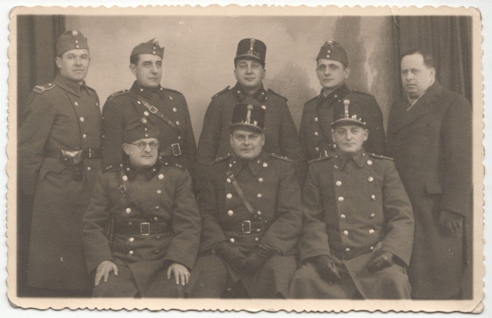 Műtermi, katonai csoportkép dr. Skutecky József főhadnaggyal II.