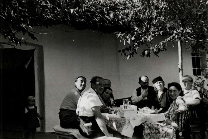 Munkaszolgálatosok és családtagjaik egy asztalnál I. (Középen Szántó Endre, vele szemben édesanyja, Szántó Zsigmondné, jobb oldalon testvére Tessza)