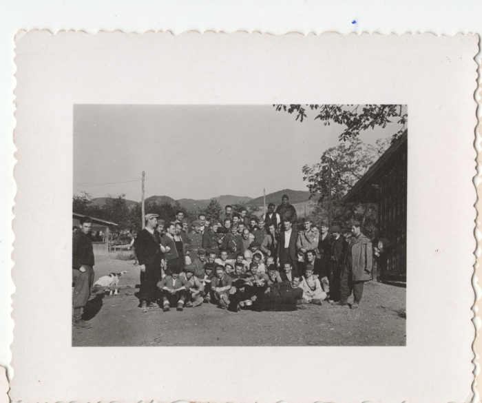 Szinérváraljai munkaszolgálatosok csoportképe a táborban