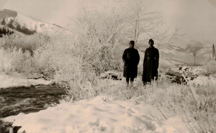 Két katona a havas tájban
