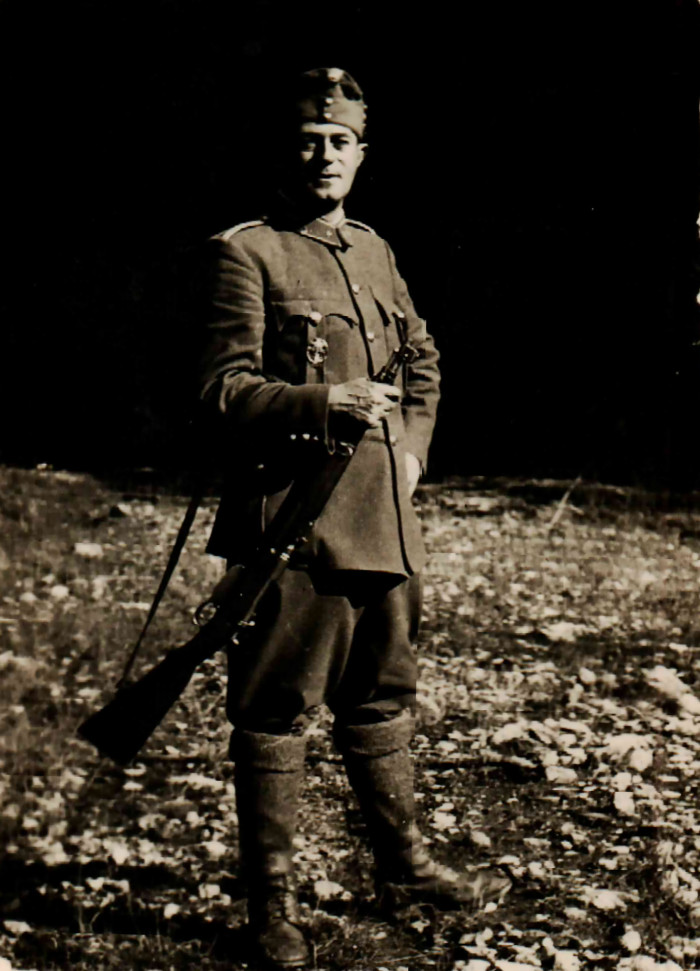 Szántó Zoltán hadnagy áll puskával a kezében 