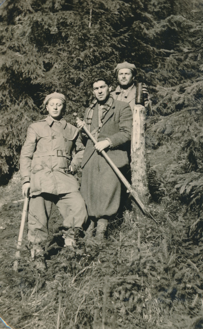 Három munkaszolgálatos az erdőben egy domboldalon