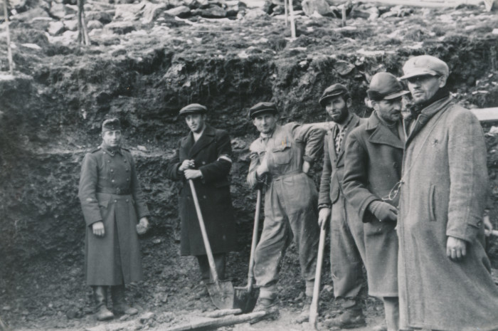 Csoportkép munkaszolgálatosokról és egy őrről ásókkal