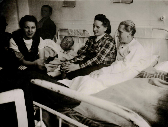 Munkaszolgálatosok a kórházban látogatóikkal I. (Jobb oldalon Szántó Ervin és Korn Médi)