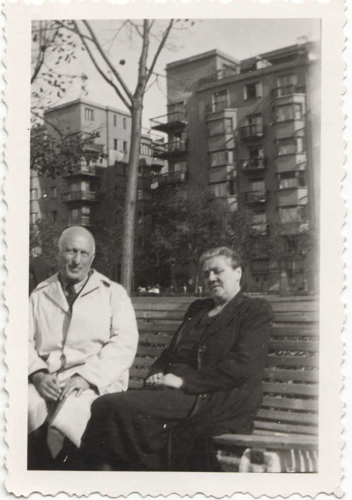 Gold Ede és felesége, Unterberger Elza egy padon ülnek